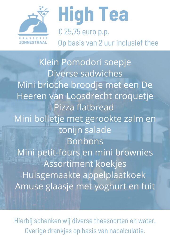 Menukaart van de High Tea bij Brasserie Zonnestraal, € 25,75 per persoon voor 2 uur inclusief thee. Het menu bevat onder andere pomodorisoepje, sandwiches, mini briochebroodje met croquetje, pizza flatbread, mini bolletje met gerookte zalm en tonijnsalade, bonbons, petit-fours, mini brownies, koekjes, huisgemaakte appelplaatkoek en een amuseglaasje met yoghurt en fruit. Achtergrond toont een glas met ijswater tegen een lichtblauwe overlay